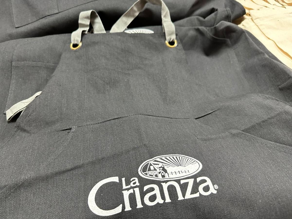Delantales corporativos La Crianza bordados, listos para entrega en el taller