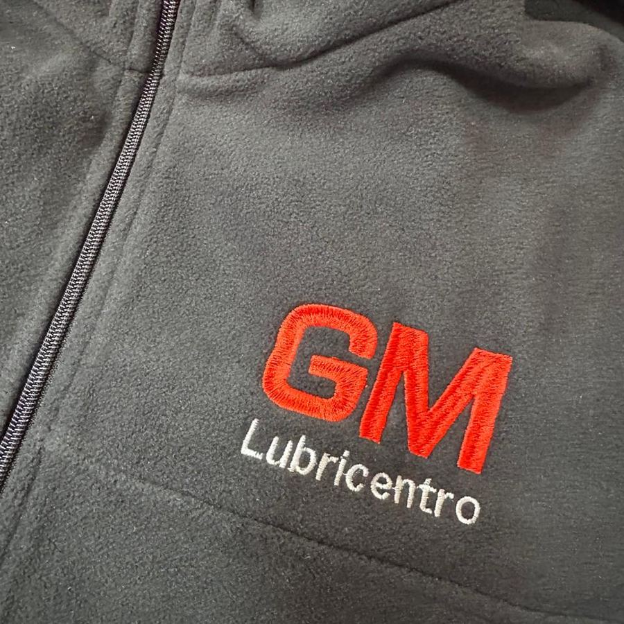 Polar negro con el logo GM Lubricentro bordado en rojo y blanco