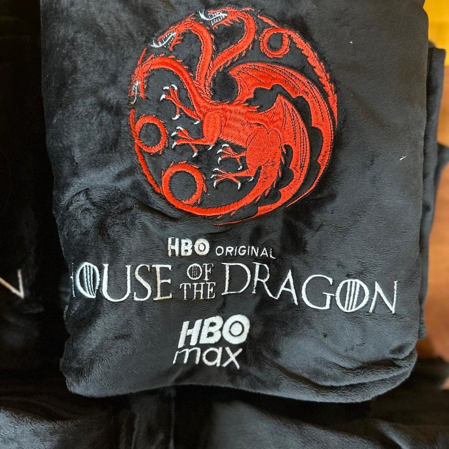 Manta polar negra con el dragón de House of the Dragon bordado en rojo y los logos HBO Original y HBO Max
