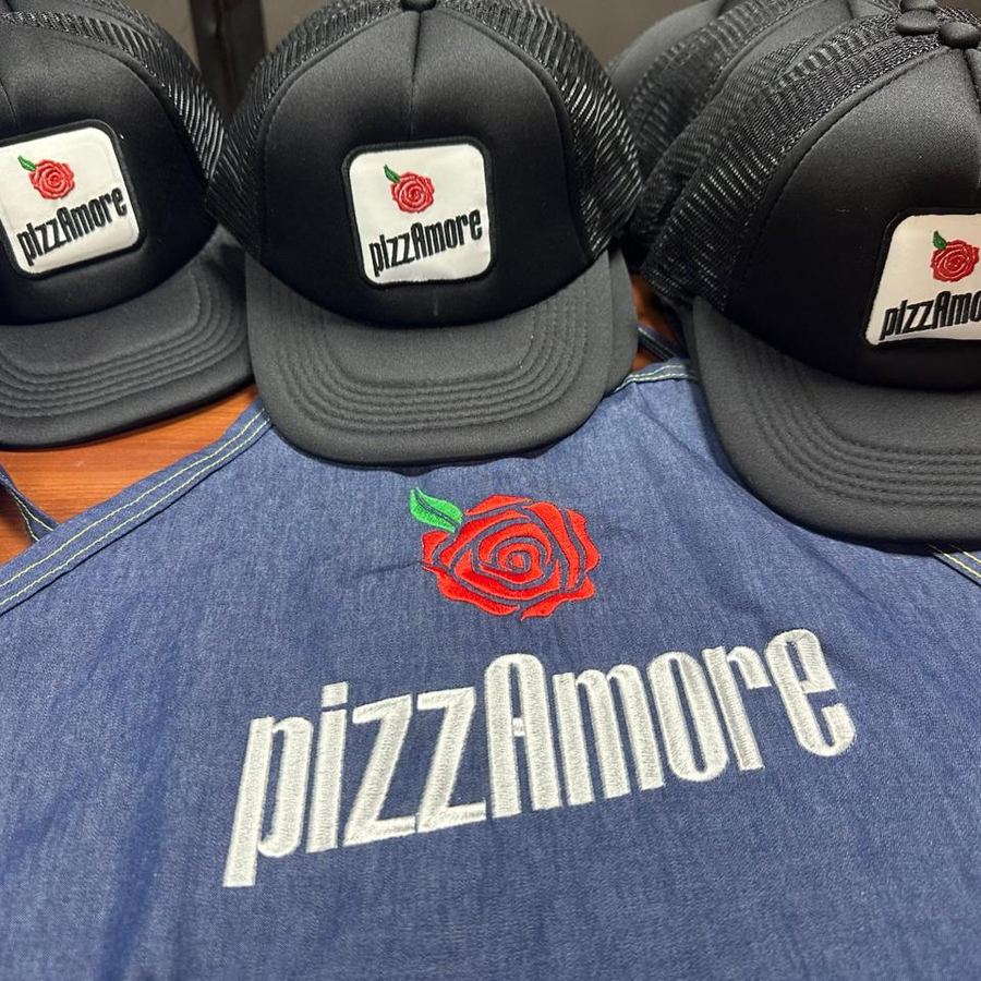 Gorros con parche pizzAmore y delantal de mezclilla con logo bordado