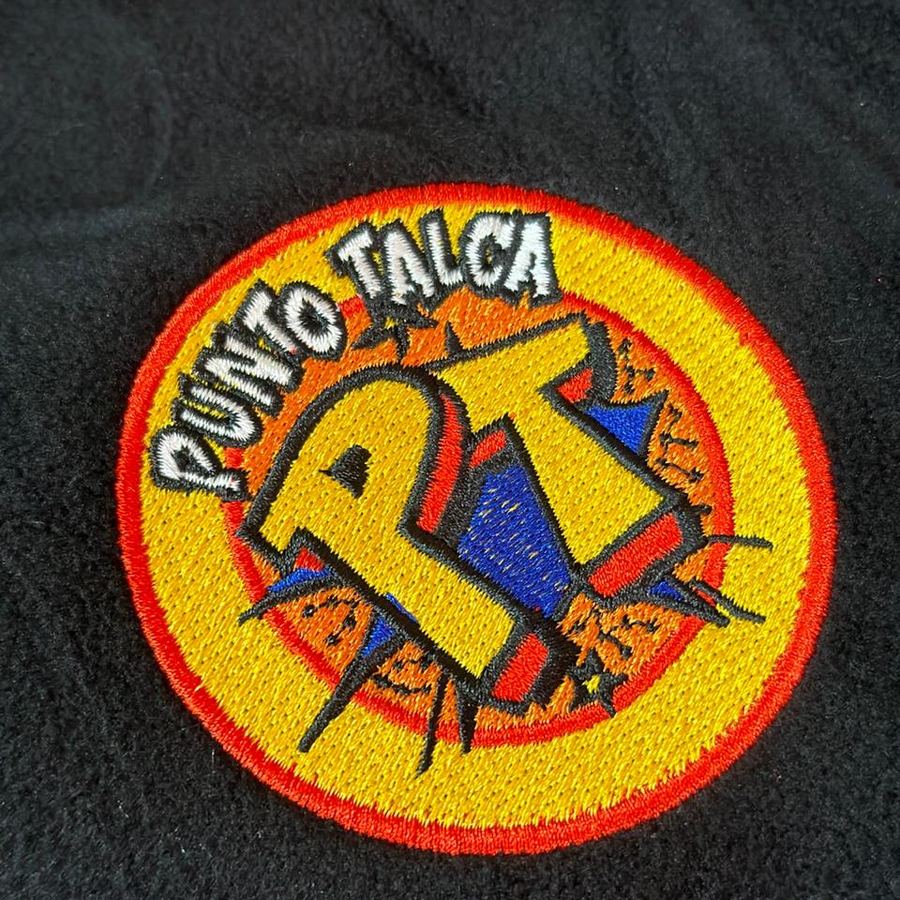 Polera blanca con el logo Reiry Cosmética bordado en verde
